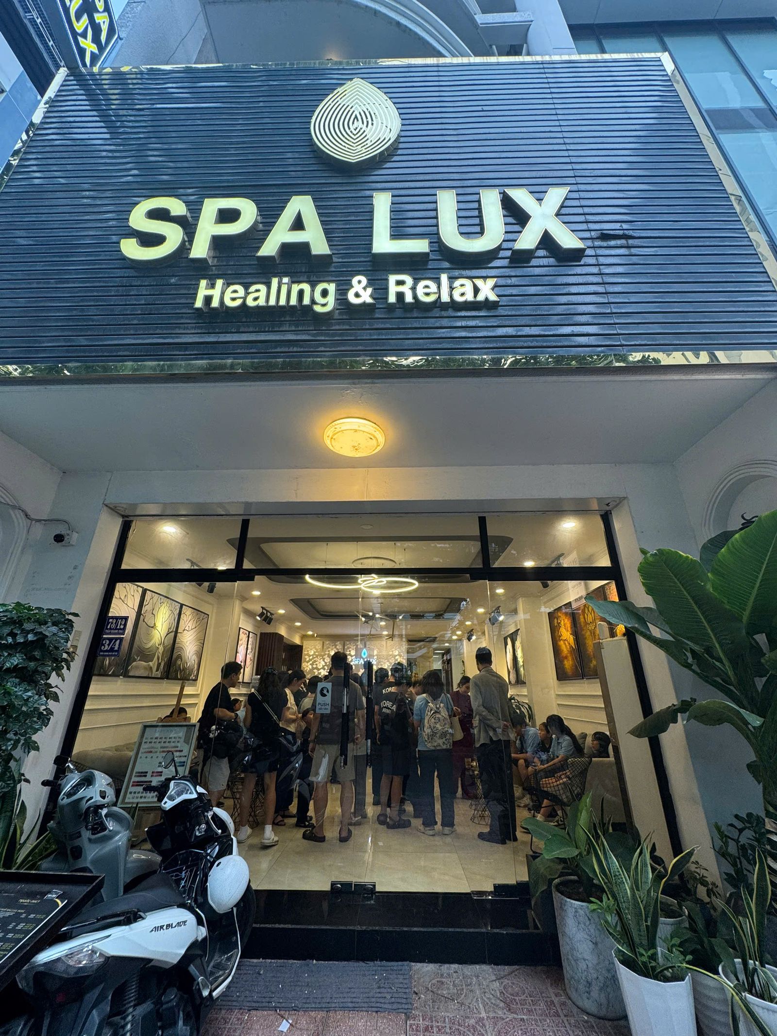나트랑 Tran Quang Khai 거리의 스파럭스 본점 입구와 간판